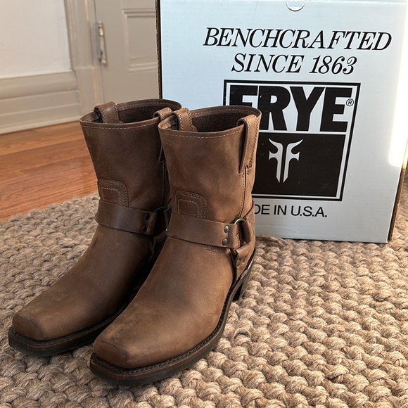 *NEW* The Frye Company Moto Boots - Picture 4 of 8